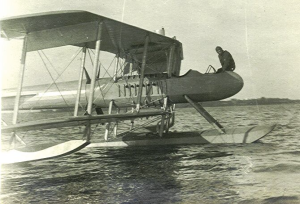 A Gallaudet D4 seaplane after landing on the water in Narragansett Bay, with Goddard Park shoreline in the distance. Note the four-blade propeller behind the wing that rotated around the plane’s fuselage (Neil Williams Ross Collection)